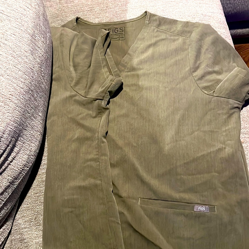 FIGS 2 pocket Scrub Top